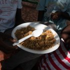 - Niños comen arroz de un plato, el 11 de mayo del 2023, en Puerto Príncipe (Haití). La miseria y el hambre ganan terreno en Haití, un país en el que comer lo suficiente se ha convertido en todo un lujo y donde la inseguridad alimentaria afecta a 4,9 millones de personas de una población de algo más de 11 millones. EFE/ Johnson Sabin