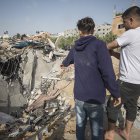 Palestinos observan la casa destruida de la familia Abu Taha por un bombardeo israelí en Beit Lahia, norte de la franja de Gaza.