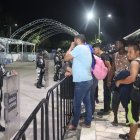 Migrantes protestan en la madrugada tras la suspensión de permisos para transitar por el país, hoy, en el Centro de Atención Provisional del Instituto Nacional de Migración (INM), en Tapachula (México). Migrantes varados en la frontera sur de México protestaron este viernes tras la suspensión de permisos para transitar por el país, lo que coincide con el fin del Título 42 de Estados Unidos. Los extranjeros se manifestaron en el Centro de Atención Provisional del Instituto Nacional de Migración (INM) en Tapachula, en la frontera con Guatemala, donde los funcionarios les informaron de la suspensión temporal de la entrega de documentos. EFE/ Juan Manuel Blanco