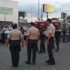 Compañeros del policía asesinado en Quevedo le rinden homenaje al paso de su ataúd.