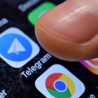 Seguridad. Los servicios rusos quieren leer los mensajes.
EPA911. KAARST (ALEMANIA), 13/04/2018.- Fotografía de archivo fechada el 8 de noviembre de 2017 que muestra la aplicación del servicio de mensajería por internet Telegram en un teléfono móvil en Kaarst, Alemania. Un tribunal de Moscú ordenó hoy, 13 de abril de 2018, el bloqueo en toda Rusia de Telegram a petición de Roskomnadzor, el regulador ruso en el campo de las comunicaciones. Roskomnadzor exigió el bloqueo del servicio de mensajería después de que el Servicio Federal de Seguridad (FSB, antiguo KGB) de Rusia estableciera que la compañía Telegram Messenger LLP no cumple con sus obligaciones legales como organizador de la difusión de información. EFE/ Sascha Steinbach