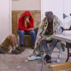 Migrantes descansan en un albergue, en El Paso, Texas (EEUU)