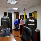 Despacho. Los funcionarios de la Policía y la Fiscalía recogieron indicios en el edificio del Consejo de la Judicatura.