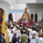 Llegaron de varios puntos de la urbe y caminaron junto a la imagen de la Virgen