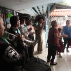 Artistas.- Un grupo de madres bailar al ritmo de los mariachis.