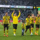 Los jugadores del Borussia Dortmund agradecieron el apoyo ante el Borussia Moenchengladbach.