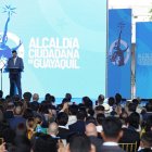 Con casi media hora de atraso, con una dosis de emotividad y aspiraciones, Álvarez encendió al público con su discurso