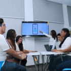 Los estudiantes de la carrera de psicología muestran el funcionamiento de la aplicación que crearon.