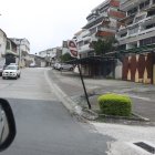 Esta señal de tránsito dañada está ubicada en la Sexta y Dátiles, Urdesa.