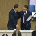 Santiago Guarderas entrega el bastón de mando de la ciudad a Pabel Muñoz, nuevo alcalde de Quito