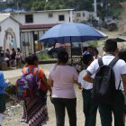 Los padres acuden todos los días a los colegios a la entrada y salida para dejar y recoger a sus hijos.