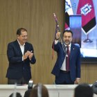 El alcalde Pabel Muñoz recibió el bastón de mando de su antecesor.