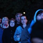 Seguidores del presidente Recep Tayyip Erdogan miran en una pantalla los resultados de las elecciones presidenciales de este domingo 14 de mayo.