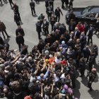 El presidente turco Tayyip Erdogan y su esposa Emine Erdogan se reúnen con seguidores en las afueras de un recinto electoral.