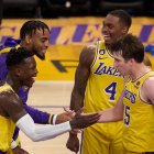 Los jugadores de Lakers festejaron tras la clasificación del fin de semana.