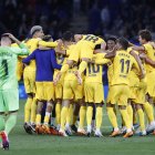 Los jugadores del FC Barcelona celebran proclamarse campeones de LaLiga Santander tras ganar al Espanyol este domingo en el RCDE Stadium de Cornellá de Llobregat (Barcelona).