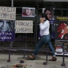 Colectivos feministas, familiares y amigos realizan un plantón mientras se realiza la audiencia en el caso Bernal.