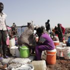 Los combates hacen que la gente emigre en Sudán busca de refugios.