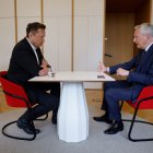 Versailles (France), 15/05/2023.- Electric car maker Tesla CEO Elon Musk meets with French Minister for the Economy and Finances Bruno Le Maire (R) on the sidelines of the 6th edition of the "Choose France" Summit at the Chateau de Versailles, outside Paris, France, 15 May 2023. Since 2018, the Choose France Summit seeks to promote France"s economic attractiveness and encourage international investment across the country and brings together hundreds of leaders from the largest multinational corporations. (Francia) EFE/EPA/LUDOVIC MARIN / POOL MAXPPP OUT
