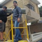 Docentes universitarios muestran el panel con el que funcionará el dispositivo creado por la academia.