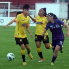 Madelin Riera (c) fue la figura de Barcelona en la victoria sobre Ñusta.