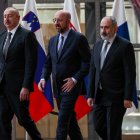 El presidente de Azerbaiyán, Ilham Aliyev (I), y el primer ministro de Armenia, Nikol Pashinyan (D), están acompañados por el presidente del Consejo Europeo, Charles Michel (C).