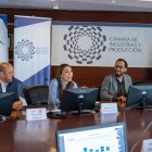 María-Paz Jervis (c), presidenta de la Cámara de Industrias y Producción.