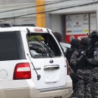 Peritos de la Policía Nacional analizaron el vehículo que fue destruido por los impactos de bala y el choque dado.