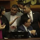 Legisladores del correísmo se reúne en torno a Virgilio Saquicela previo al inicio de la sesión.