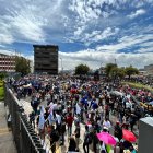 Cada vez más simpatizantes de Lasso llegan hasta a la Asamblea.