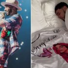 Anuel duerme junto a la camiseta de Karol G.