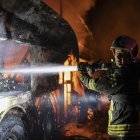 los rescatistas apagando un incendio luego de un ataque con cohetes, en Kiev (Kiev), Ucrania, el 16 de mayo de 2023.