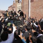 Seguidores del ex primer ministro escoltan en Lahore (Pakistán) a su líder Imran Khan y su esposa Bushra Bibi a su llegada ante el tribunal tras un controvertido arresto con violencia.