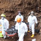 Los equipos especializados levantan los cuerpos encontrados.