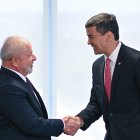 El presidente de Brasil, Luiz Inácio Lula da Silva (izq.), saluda el presidente electo de Paraguay, Santiago Peña, durante una reunión en el Palacio del Planalto, hoy en Brasília