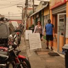 Los peatones tienen problemas para transitar por las veredas.