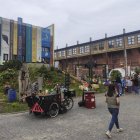 Vista de la feria "Café, Libros y Objetos Retro", una de las mayores de Leópolis, que vuelve tras suspenderse temporalmente por la guerra.