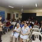 Presencia. La mañana de ayer se convocó al primer grupo de organizaciones con el que se trabajará en la primera de tres fases del programa. Janeth Campoverde (izq.) explica alcances del proyecto.