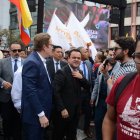 Acción. El ministro Esteban Bernal fue uno de los que arengó a los simpatizantes que llegaron a los exteriores de la Asamblea.