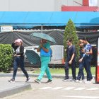 Tendencias. Paraguas, toallas y abanicos son los más utilizados por la población.