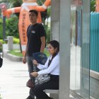 Los abanicos, al igual que los paraguas, se han convertido en la moda obligada en Guayaquil.