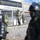 Cientos de policías y militares permanecen en los exteriores e interiores del recinto legislativo.