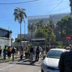 Trabajadores en los exteriores del Legislativo.