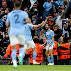 Bernardo Silva del Manchester City (R) celebra con sus compañeros de equipo después de anotar el gol 2-0 durante las semifinales de la Liga de Campeones de la UEFA, partido de fútbol de vuelta entre el Manchester City y el Real Madrid en Manchester, Gran Bretaña, el 17 de mayo de 2023.