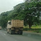 Los habitantes de vía a la costa ya han denunciado que, tras llevar la tolda mal colocada, las piedras que trasnportan los camiones saltan sobre los autos.