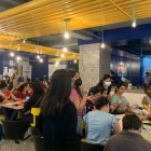 Actividad. Varias personas en uno de los eventos de Girls in Tech Ecuador.