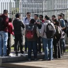 Exfuncionarios en los exteriores de la Asamblea.