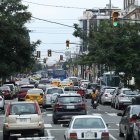 Congestión. Una de las vías que se congestiona en segundos es la calle Tulcán, por la falta de sincronización de un semáforo.