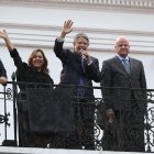 El presidente de Ecuador, Guillermo Lasso, junto a su esposa, María de Lourdes Alcívar (c-i), y su vicepresidente,  Alfredo Borrero (c-d), entre otros, habla ante sus simpatizantes desde el balcón presidencial, el 16 de mayo.