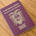 Foto referencial del pasaporte ecuatoriano.